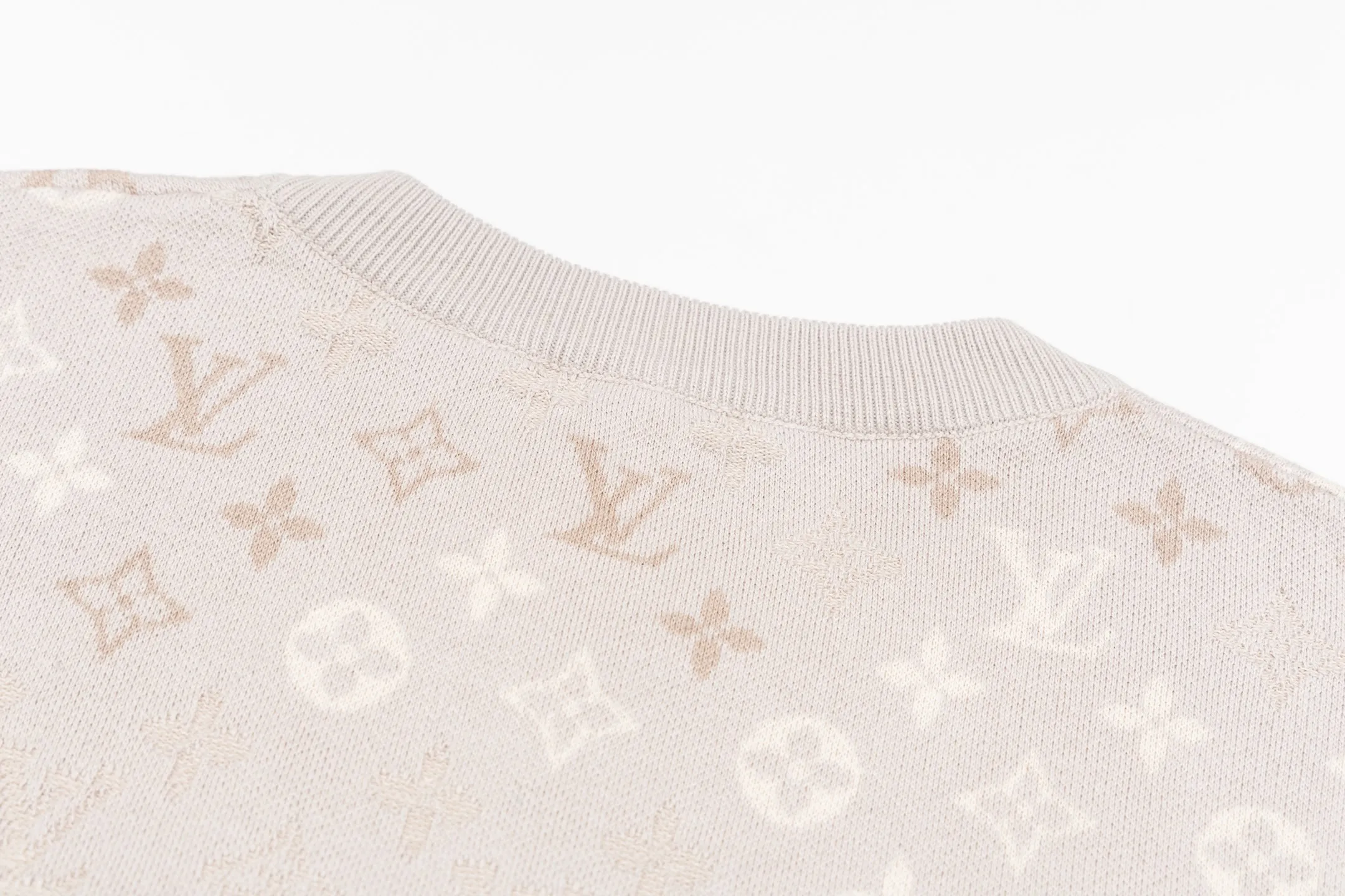 🅿️400 1v 26SS all-over letter gradient jacquard woolen short-sleeve. The original version was purchased for 9,545 and developed. The fabric is made of high-count cotton blended knitted fabric. The body uses intarsia jacquard technology to fully present the brand's iconic logo. Through the texture of apricot, light rice, and light brown yarns, the three-dimensional layering and soft gradient texture of the pattern are achieved. The neckline is trimmed with ribbing of the same color, taking into account elasticity and shaping effects; the short-sleeved sleeves are seamlessly knitted in one piece to reduce seam friction. The fabric is pre-shrunk to ensure it is not easily deformed after wearing, while retaining the breathability and drape of knitted materials. The overall process combines the brand's classic logo with comfortable knitting, and the stitch pitch error of each jacquard texture is controlled within 0.1mm, which not only highlights the exquisite details, but also adapts to the relaxed needs of daily wear. The overall wiring is straight and delicate, the fabric is comfortable and soft, and the color is consistent without color difference. It can be matched with the same style to create a fashionable look and control various occasions. Customized accessories, complete with three standards, the same style for men and women. Size:S-M-L-XL